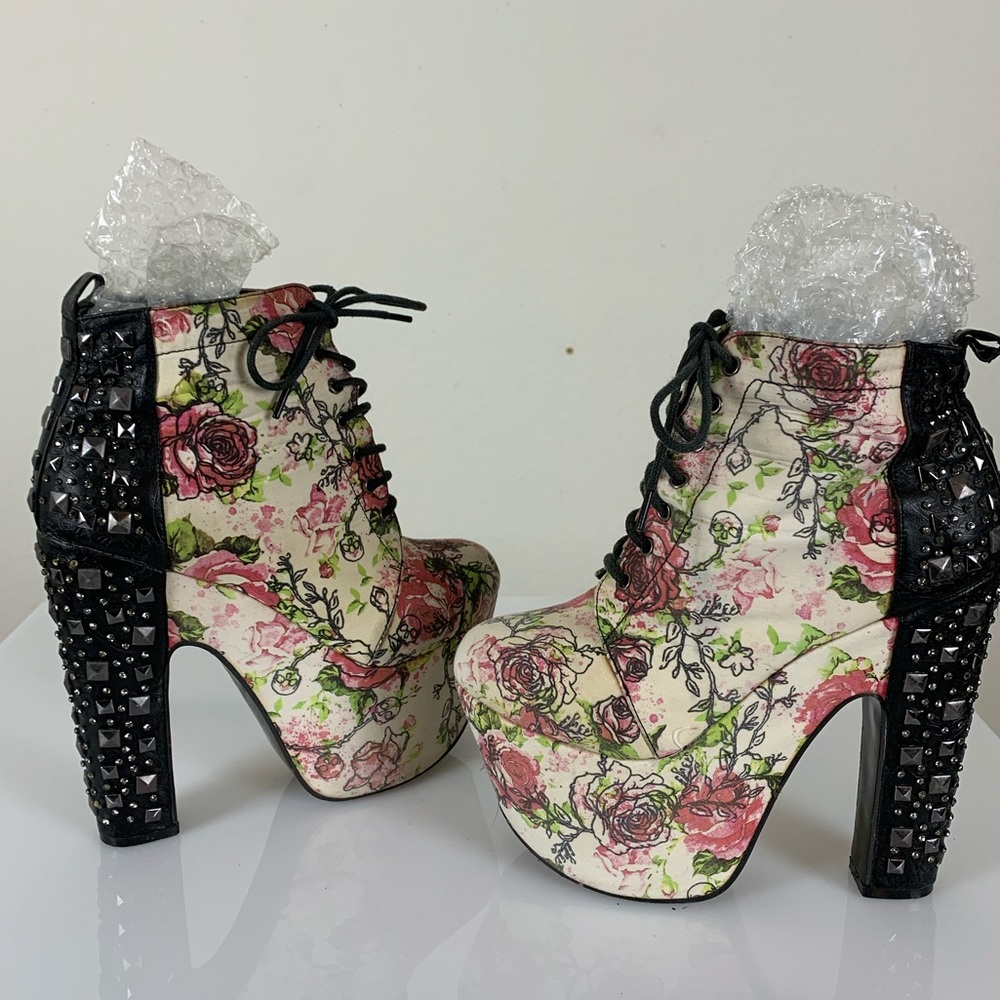 Rare Iron Fist vtg skull and roses booties sz 8
